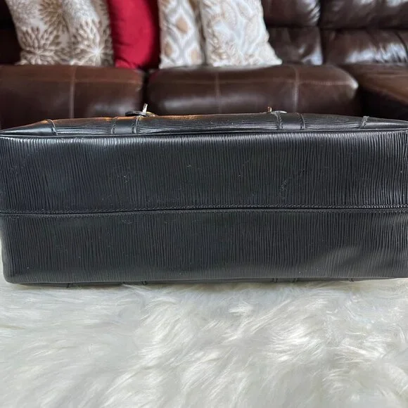 Authentic Louis Vuitton Segur Epi Leather Shoulder Bag - Picture 10 of 16